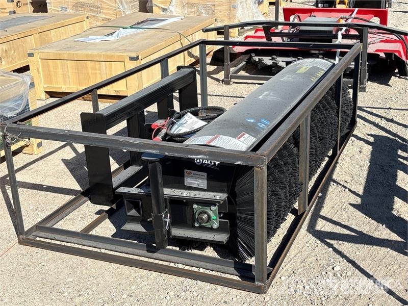 Mower King SSAB72 72 in Skid Steer Broom (Unused) Kefék
