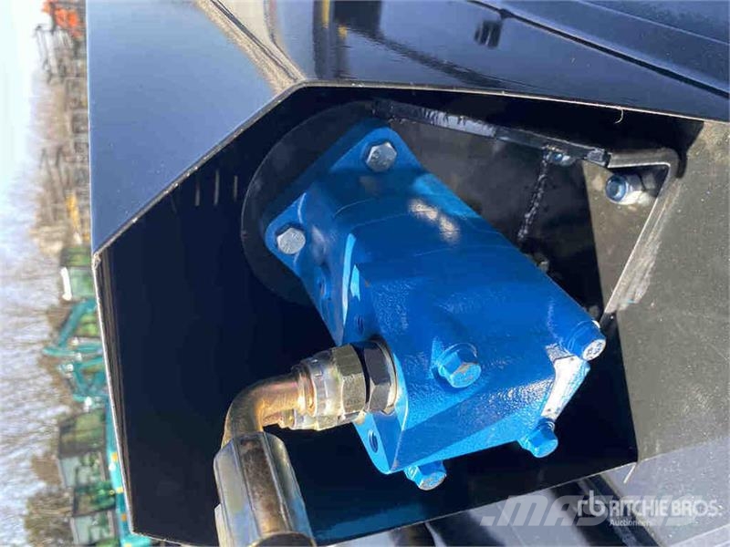 Mower King SSRC 72 in Skid Steer Brush Cutter (Unu Sekačky namontované a tažené