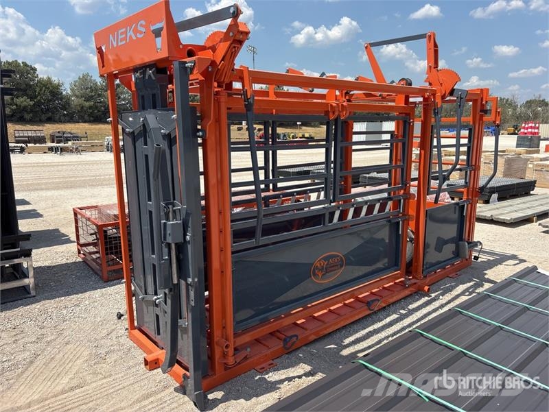  Neks 12 ft Livestock Squeeze Chute (Unused) Lauksaimniecība- Citi
