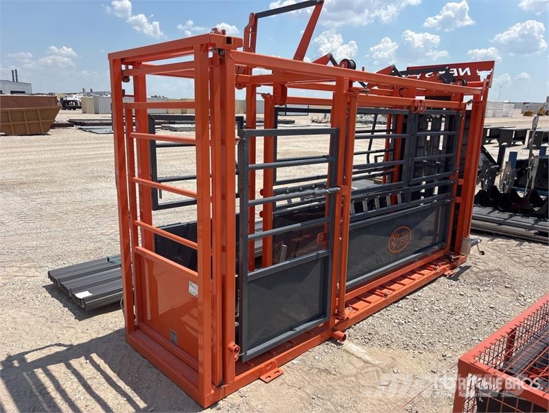  Neks 12 ft Livestock Squeeze Chute (Unused) Lauksaimniecība- Citi