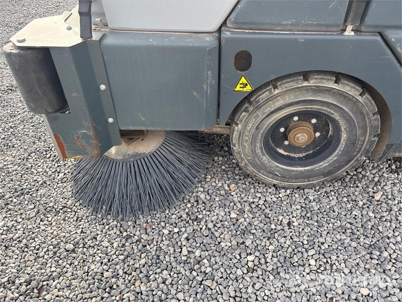 Nilfisk Proterra 5130 Floor Sweeper Alte echipamente pentru recoltat