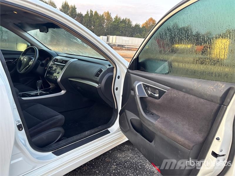 Nissan Altima 2.5S Автомобілі