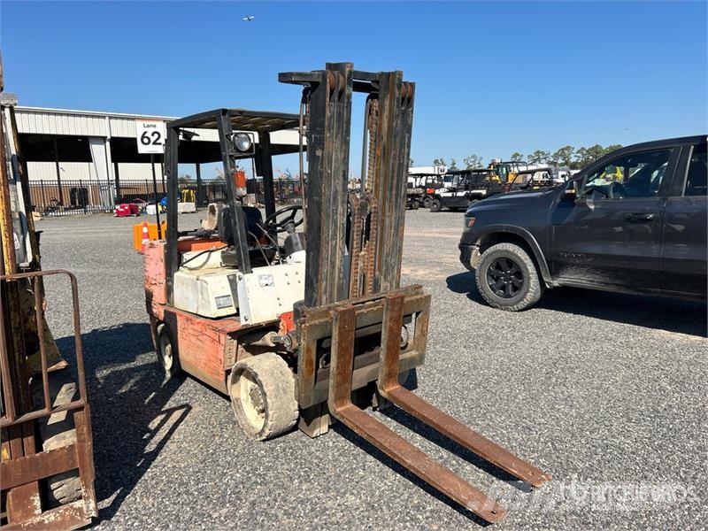 Nissan CUGJ02F35PV 6725 lb Cushion Tire Forklift Kahveltõstukid - muud