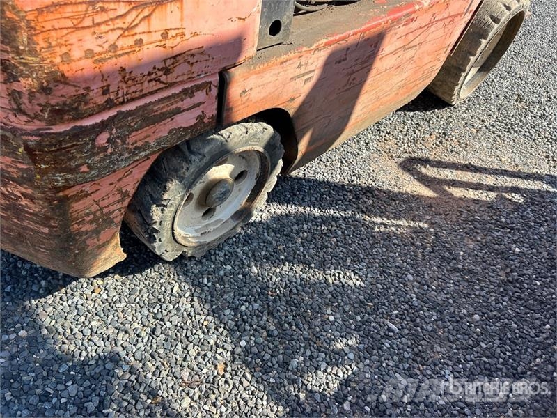 Nissan CUGJ02F35PV 6725 lb Cushion Tire Forklift Kahveltõstukid - muud
