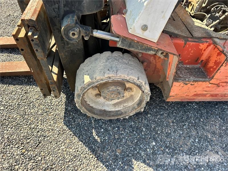 Nissan CUGJ02F35PV 6725 lb Cushion Tire Forklift Kahveltõstukid - muud
