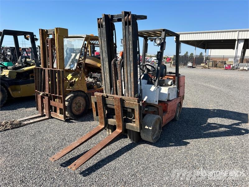 Nissan CUGJ02F35PV 6725 lb Cushion Tire Forklift Kahveltõstukid - muud