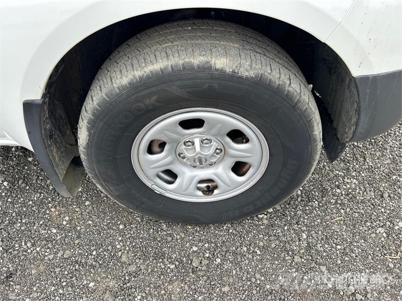 Nissan Frontier 4x2 Extended Cab Pickup Andere Transporter