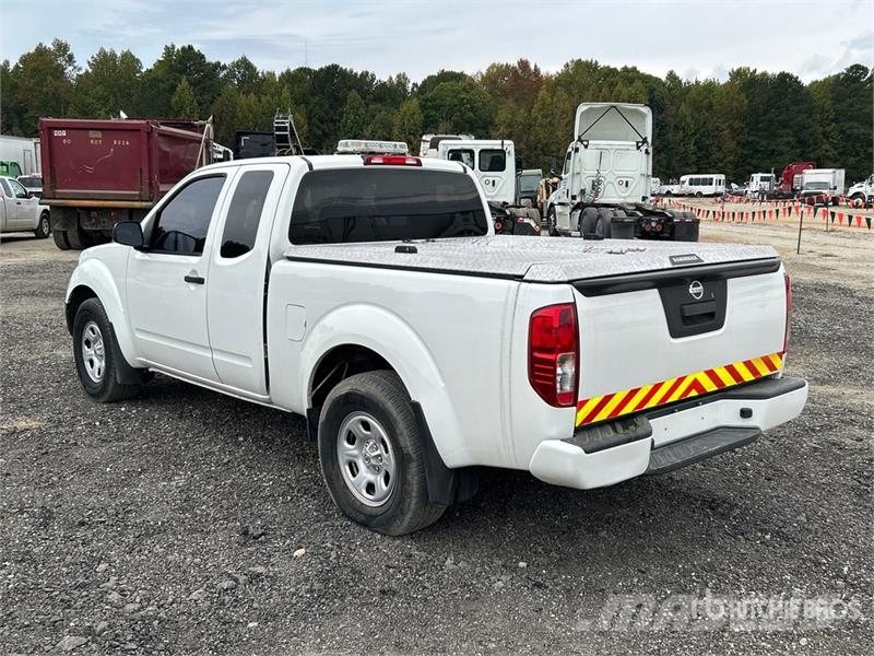 Nissan Frontier 4x2 Extended Cab Pickup Andere Transporter