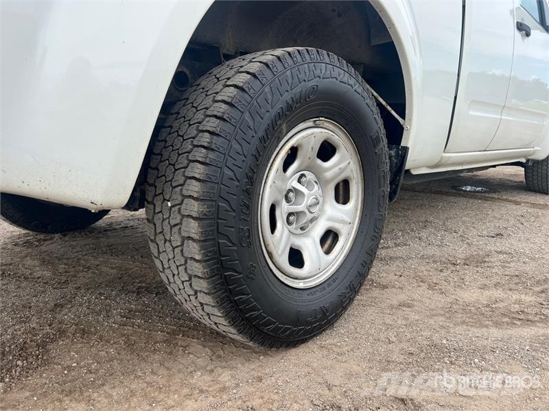 Nissan Frontier 4x2 Extended Cab Pickup Andere Transporter