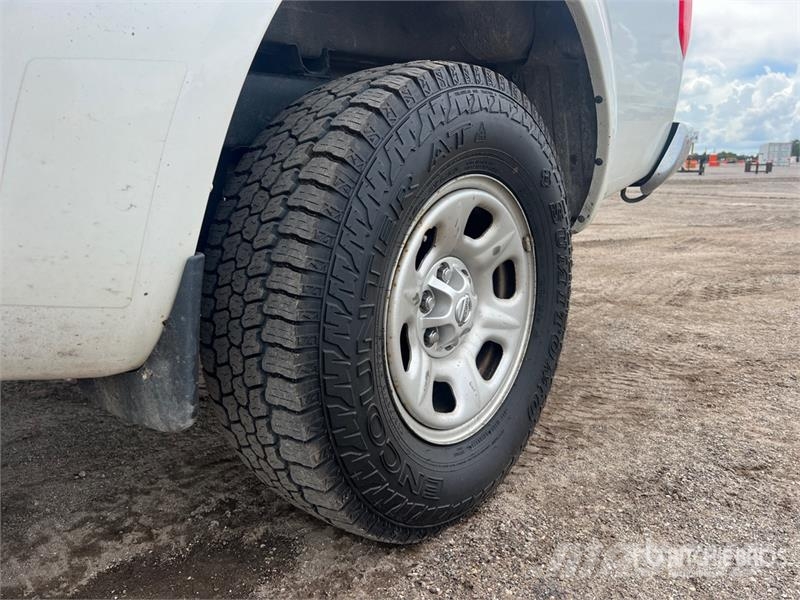 Nissan Frontier 4x2 Extended Cab Pickup Andere Transporter