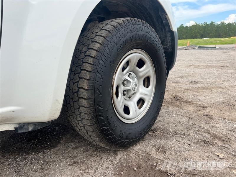 Nissan Frontier 4x2 Extended Cab Pickup Andere Transporter