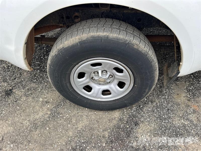 Nissan Frontier 4x2 Extended Cab Pickup Andere Transporter