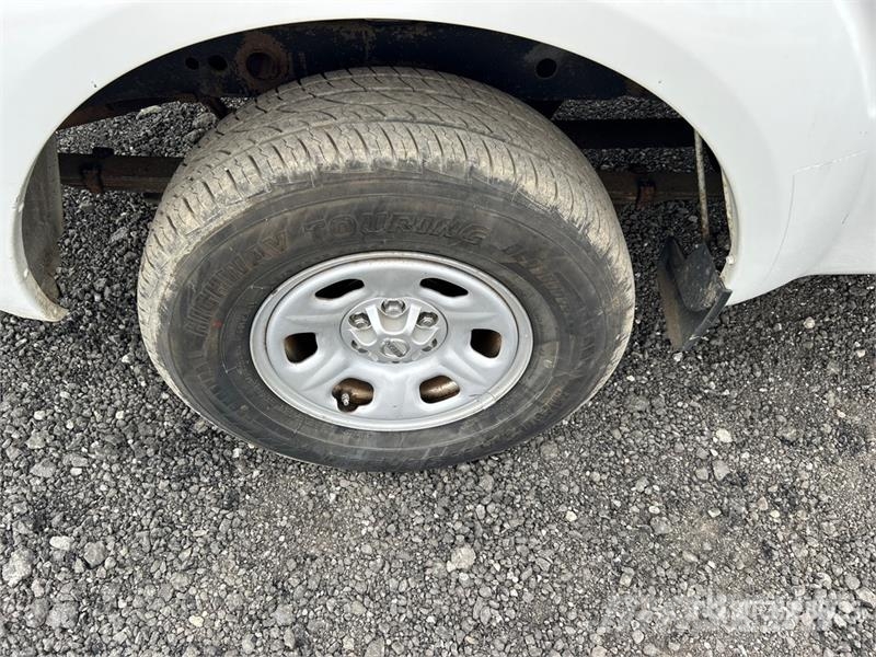 Nissan Frontier 4x2 Extended Cab Pickup Andere Transporter