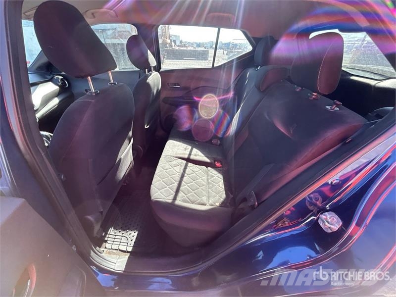 Nissan Kicks SV 2WD SUV (Inoperable) Автомобілі