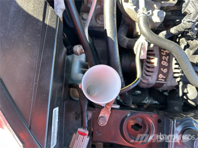 Nissan Kicks SV 2WD SUV (Inoperable) Автомобілі