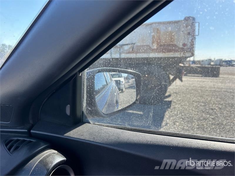 Nissan Kicks SV 2WD SUV (Inoperable) Автомобілі