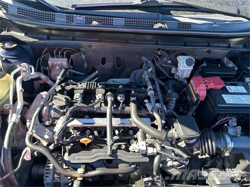 Nissan Kicks SV 2WD SUV (Inoperable) Автомобілі