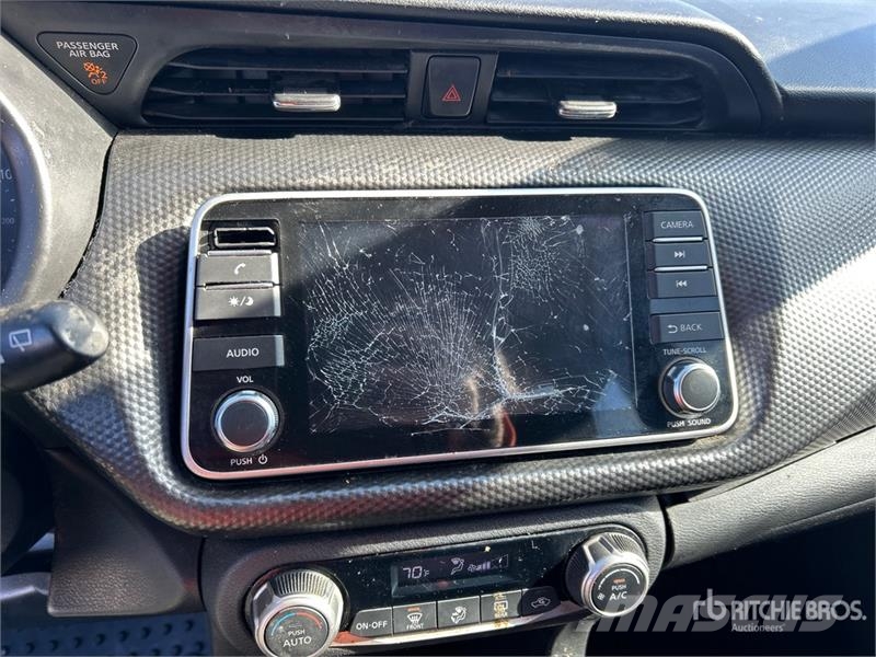 Nissan Kicks SV 2WD SUV (Inoperable) Автомобілі