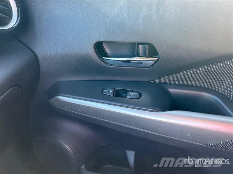 Nissan Kicks SV 2WD SUV (Inoperable) Автомобілі