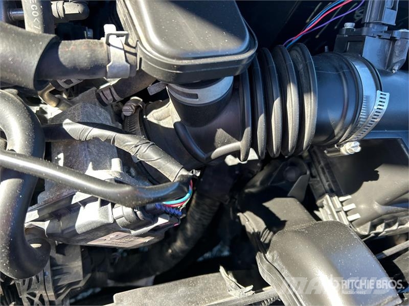 Nissan Kicks SV 2WD SUV (Inoperable) Автомобілі