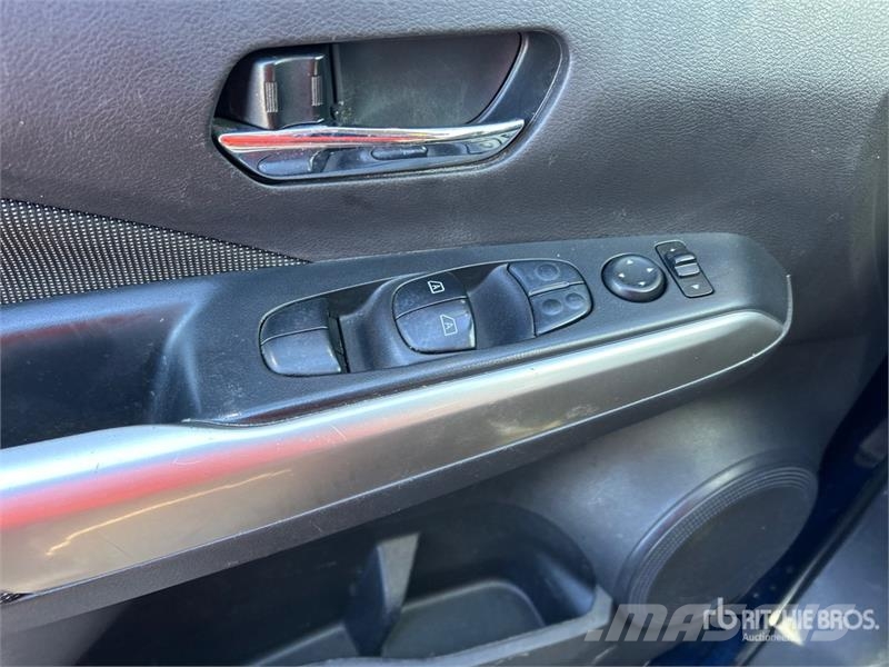 Nissan Kicks SV 2WD SUV (Inoperable) Автомобілі