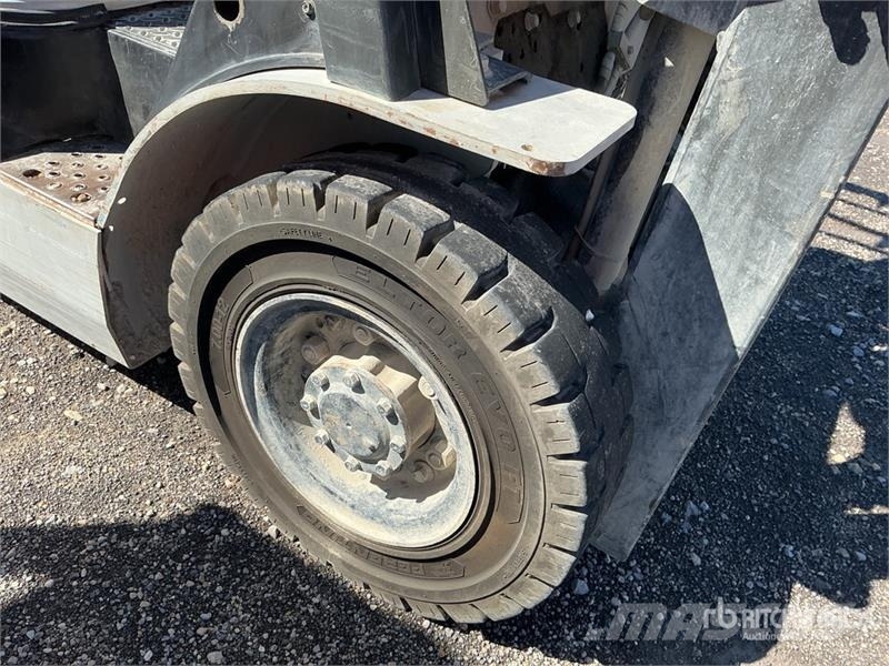 Nissan MPL02A25LV 4300 lb Pneumatic Tire Forklift Другие складские механизмы