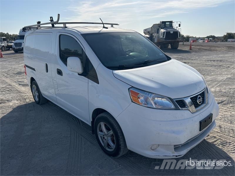 Nissan NV200 شاحنة مقفلة