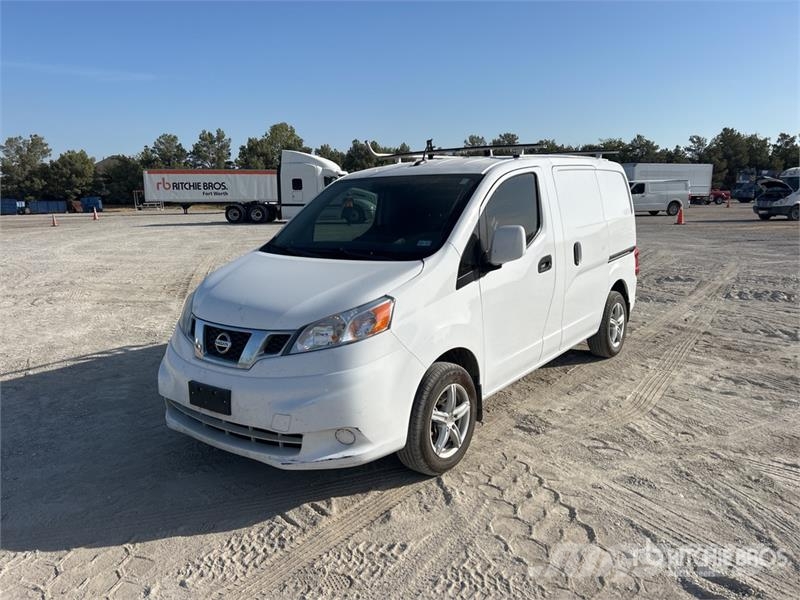 Nissan NV200 شاحنة مقفلة