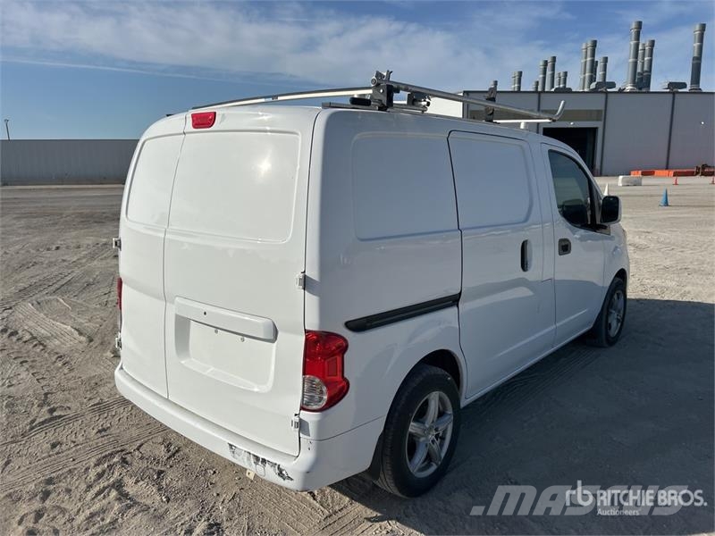 Nissan NV200 شاحنة مقفلة