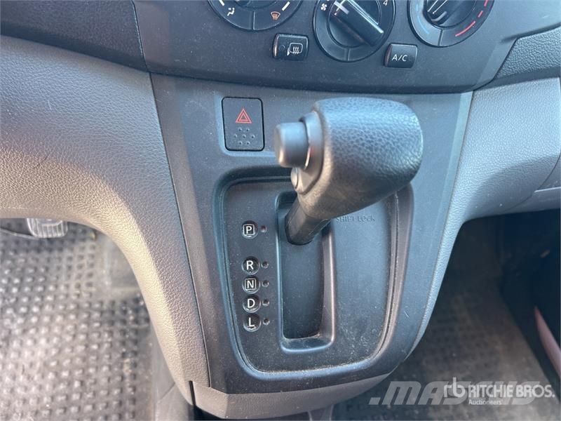 Nissan NV200 شاحنة مقفلة