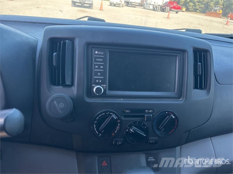 Nissan NV200 شاحنة مقفلة