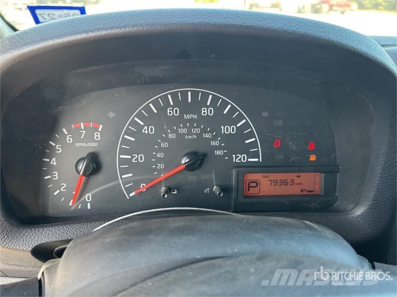 Nissan NV200 شاحنة مقفلة