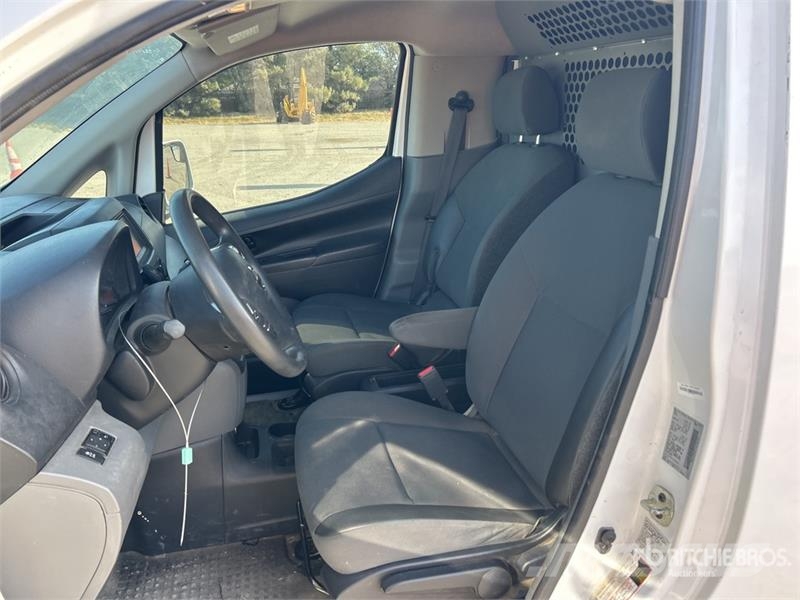 Nissan NV200 شاحنة مقفلة