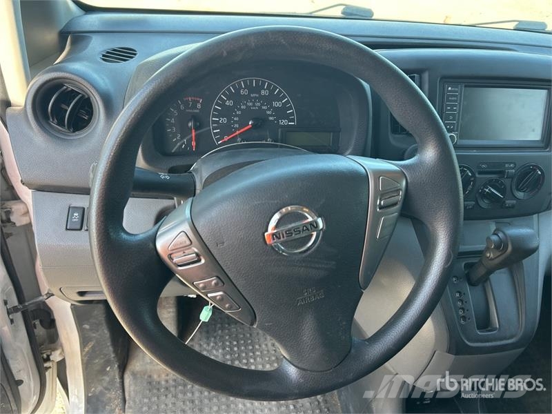 Nissan NV200 شاحنة مقفلة