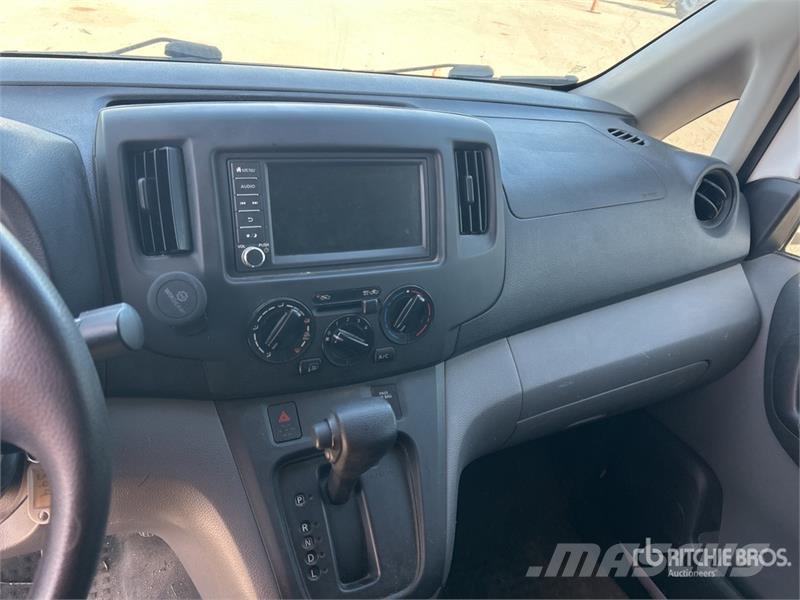Nissan NV200 شاحنة مقفلة