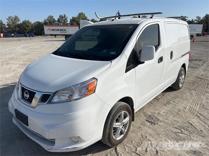 Nissan NV200 شاحنة مقفلة