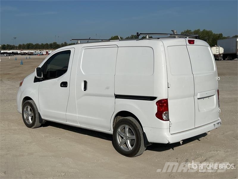 Nissan NV200 شاحنة مقفلة
