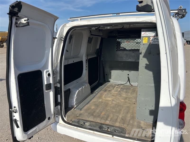 Nissan NV200 شاحنة مقفلة