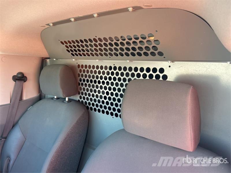 Nissan NV200 شاحنة مقفلة