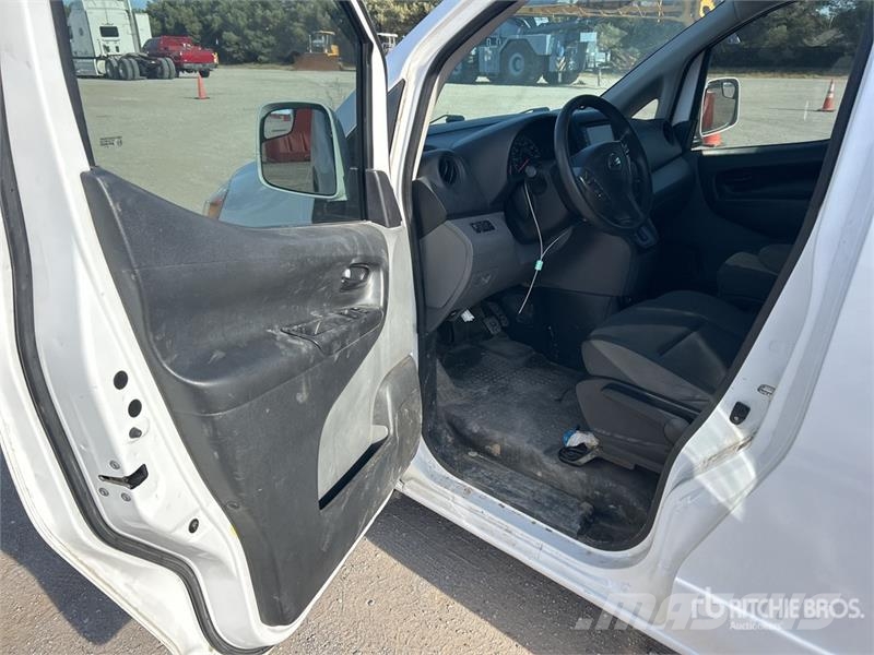 Nissan NV200 شاحنة مقفلة