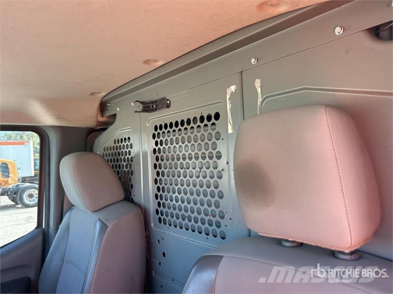 Nissan NV2500HD شاحنة مقفلة