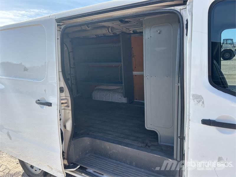 Nissan NV2500HD شاحنة مقفلة