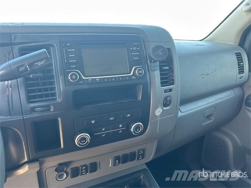 Nissan NV2500HD شاحنة مقفلة