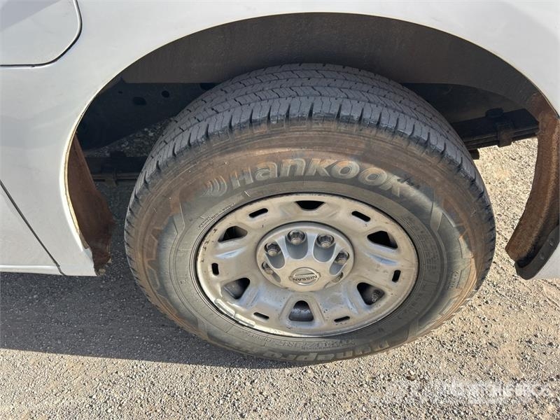 Nissan NV2500HD شاحنة مقفلة