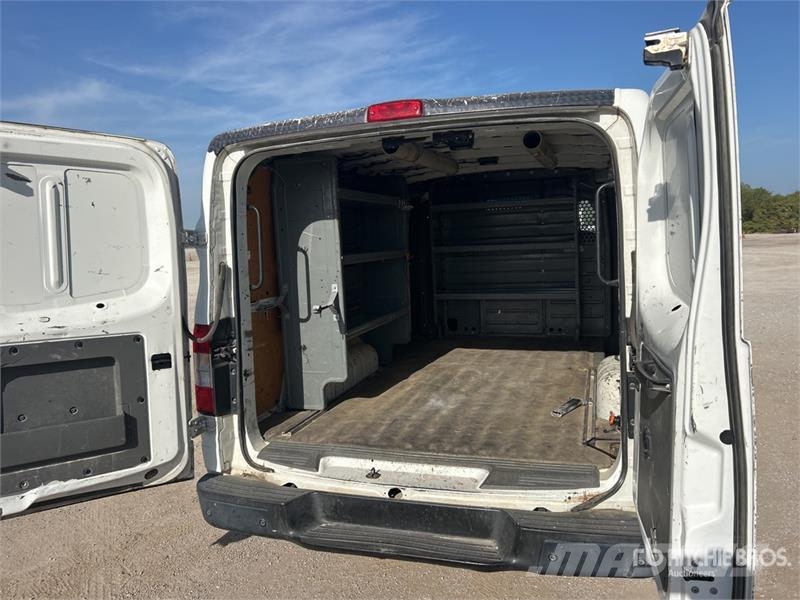 Nissan NV2500HD شاحنة مقفلة