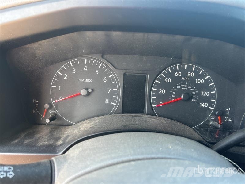 Nissan NV2500HD شاحنة مقفلة