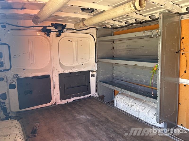 Nissan NV2500HD شاحنة مقفلة