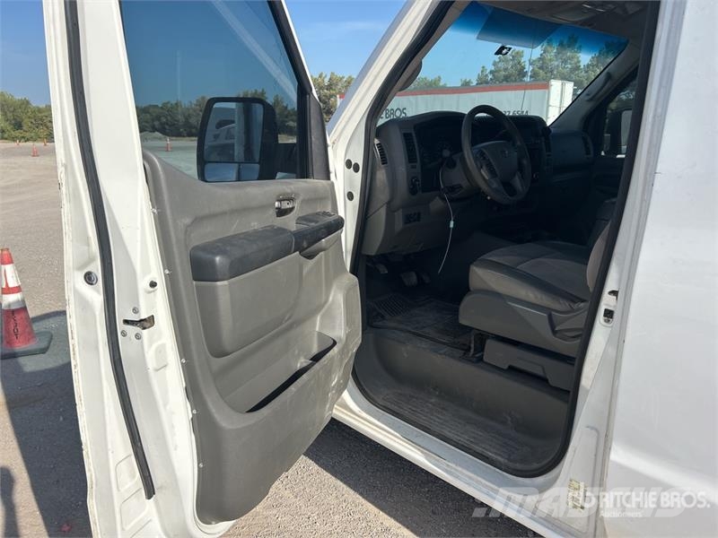 Nissan NV2500HD شاحنة مقفلة