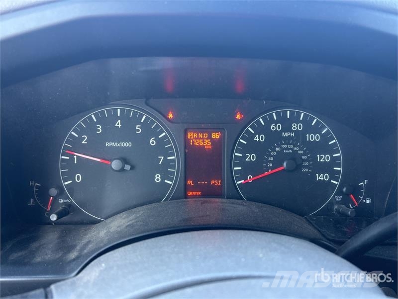 Nissan NV2500HD شاحنة مقفلة