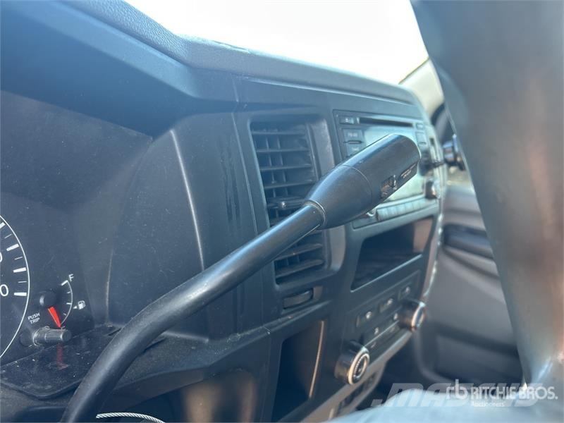 Nissan NV2500HD شاحنة مقفلة